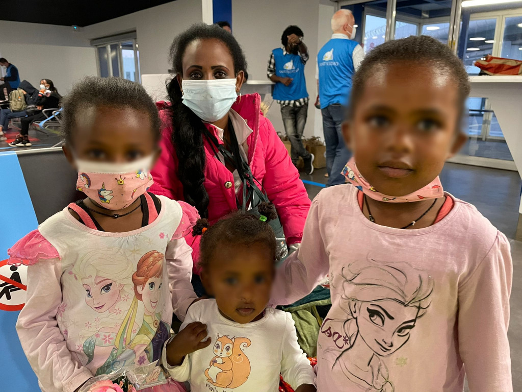 Humanitärer Korridor von Äthiopien nach Italien. 13 Kinder mit ihren Müttern, insgesamt 70 Personen sind angekommen